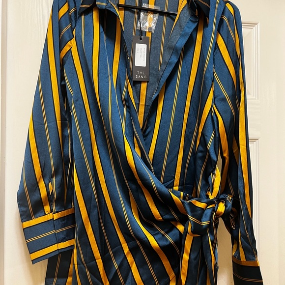 Collared Wrap Top - Picture 4 of 6